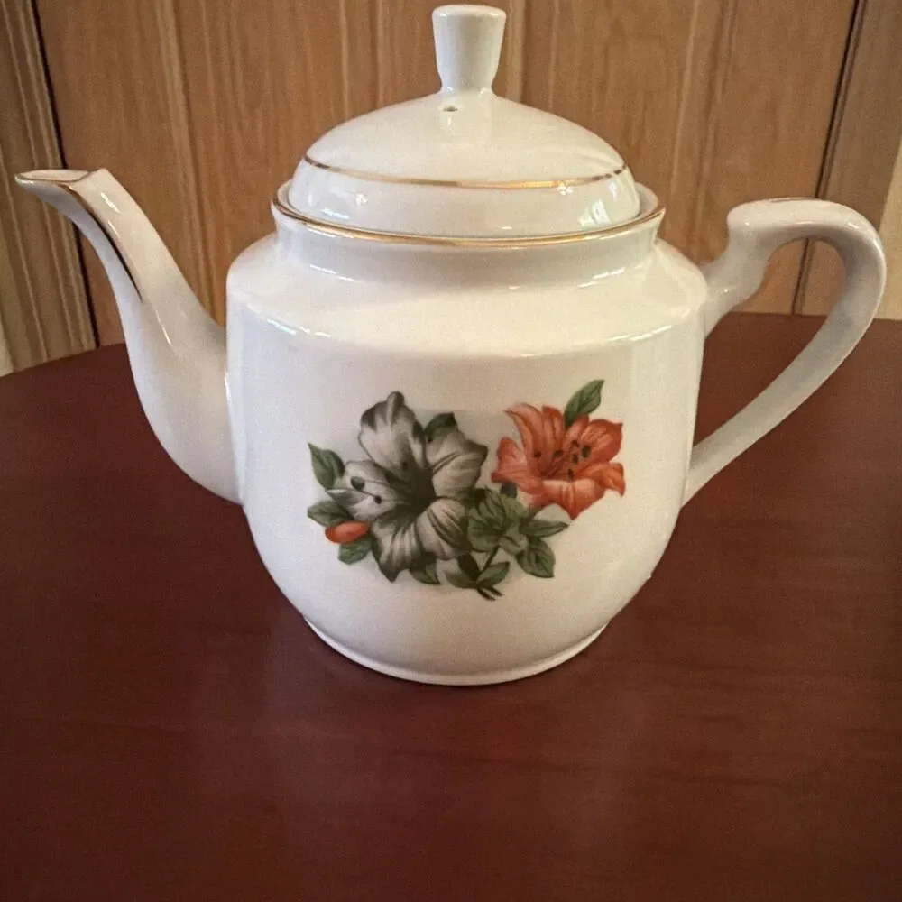 Vintage Hibiscus Teapot w/Gold Trim  Made in Liling, China. Excellent Condition!
